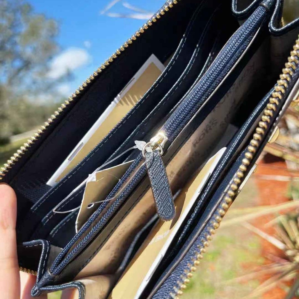 Gaby’sBags👜💕-NWT Michael Kors Zip Around Wallet - Picture 4 of 4